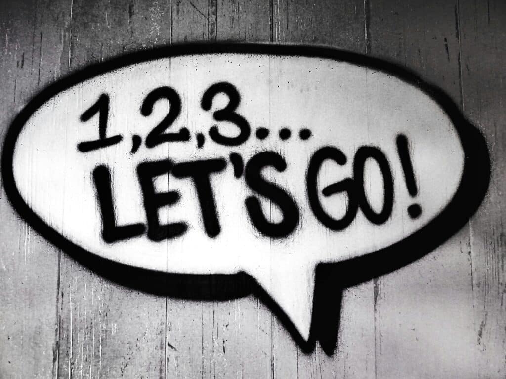 Czarno-biały graffiti dymek z napisem 1 2 3 let's go na drewnianej ścianie