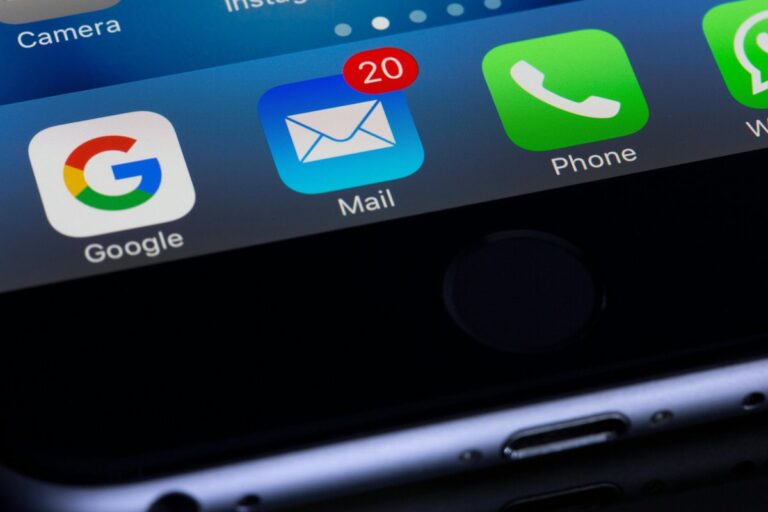 Ekran smartfona z ikoną poczty z 20 nieprzeczytanymi wiadomościami obok ikon telefonu i wyszukiwarki