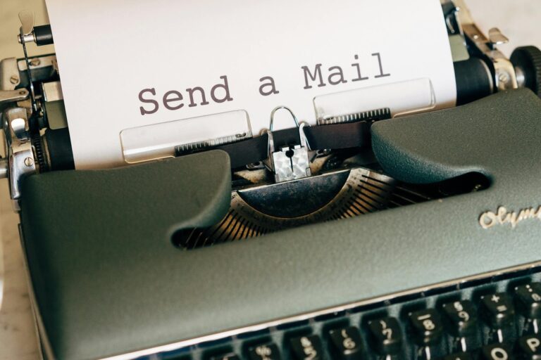 Zielona zabytkowa maszyna do pisania z kartką z wpisanym tekstem Send a Mail